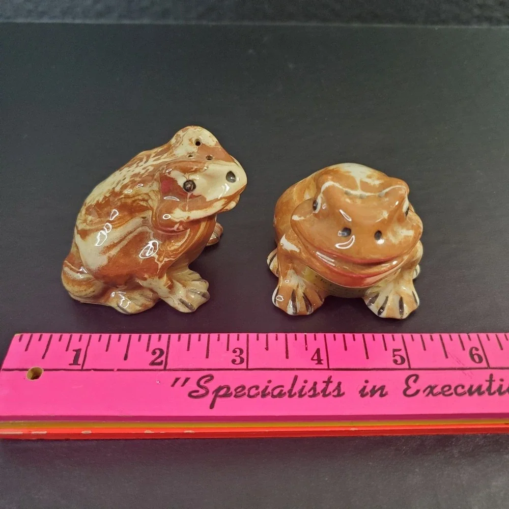 Alaskan Clay FROG Salt & Pepper Shaker Set Brown Cream‎ Swirl Made In Alaska